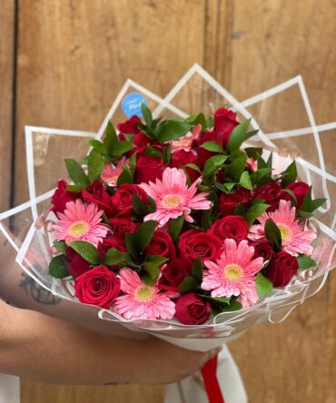 Mix de 50 rosas con gerberas