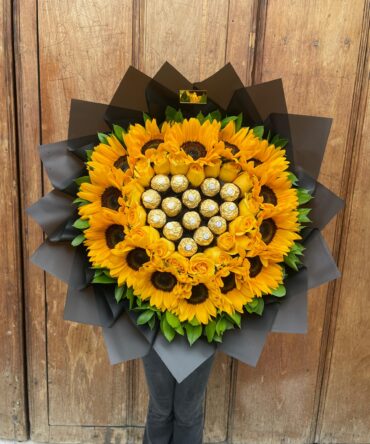 Bouquet de girasoles con ferreros y rosas amarillas