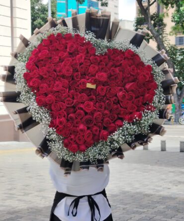 Mega corazón de 150 rosas 3D con borde en gipso