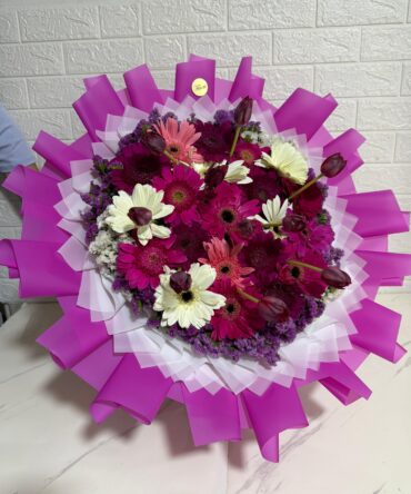 Gerbera con tulipanes tonos morados