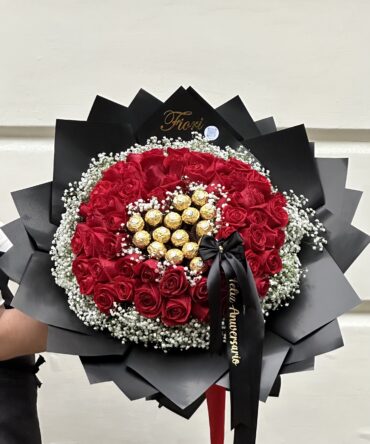 Bouquet de 48 rosas con Ferrero y borde de gipso