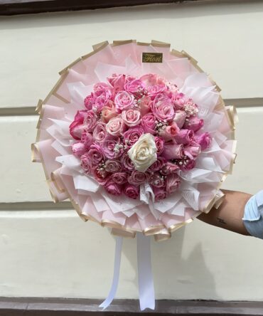 48 rosas con una rosa blanca en medio