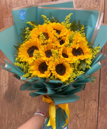 Bouquet en escala de 10 girasoles con follaje