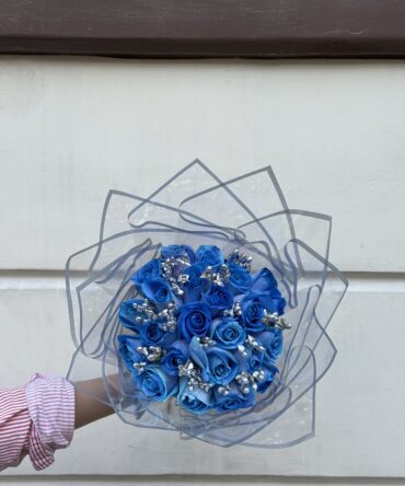 Bouquet de rosas con hiperico plateado