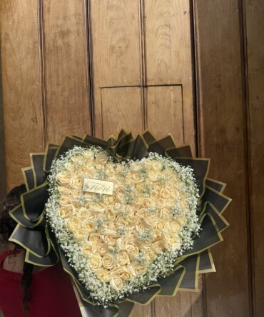 Corazón de cien rosas blancas