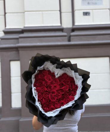Corazón de cincuenta rosas