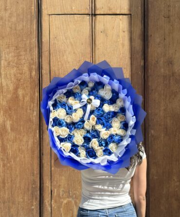Bouquet plano azul con blanco de ochenta rosas