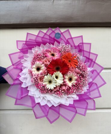 Gerberas con rosas con gipso rosa
