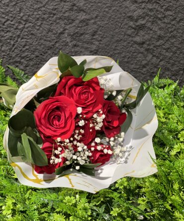 Mini bouquet 6 rosas con Gipso y risco
