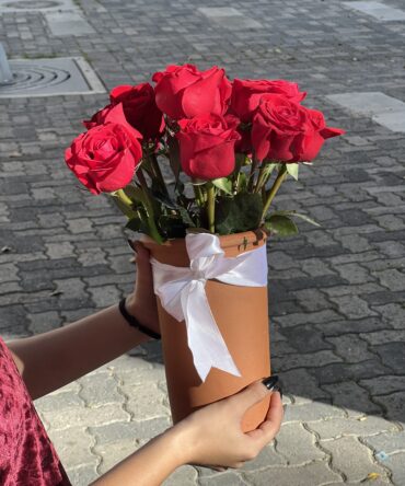 Jarrón de arcilla con 12 rosas