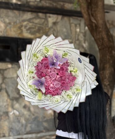 Boca de dragón con rosas y lirio