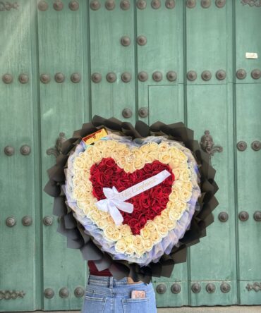 Corazón rojo en el centro con corazón blanco alrededor