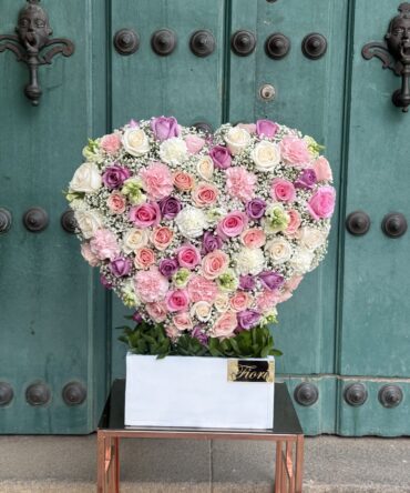 Corazón 3D de rosas con claveles