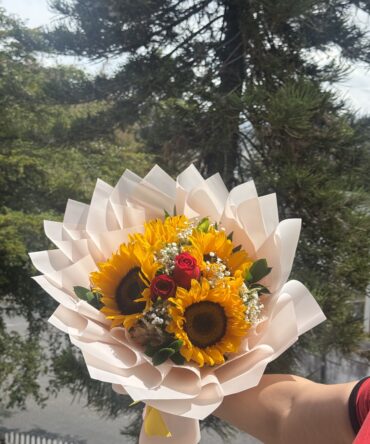 Mini bouquet de girasoles con astromelia y rosa