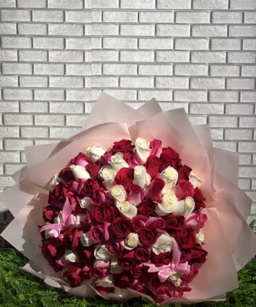 Bouquet de 80 rosas en tonos rosado, rojo y blanco
