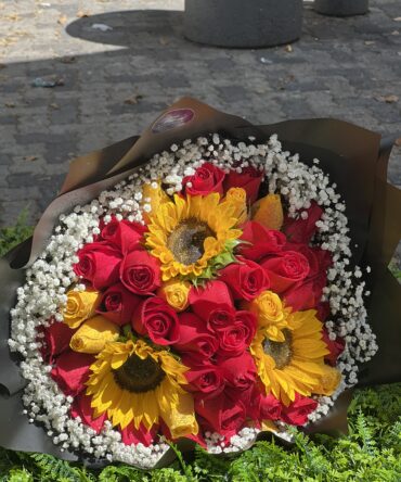 Bouquet de rosas con girasoles