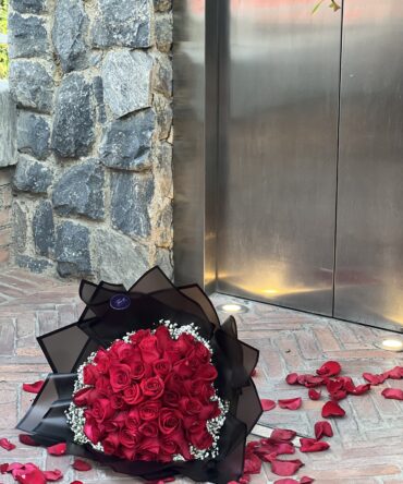 Bouquet de 50 rosas con gipso alrededor