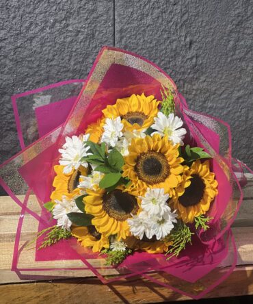 Bouquet de girasoles con margaritas y pino