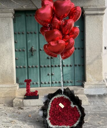 Bouquet de 200 rosas, con 20 globos con helio, y inicial personalizada de madera con rosas