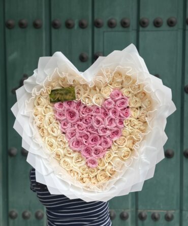 Corazón rosa con corazón blanco alrededor