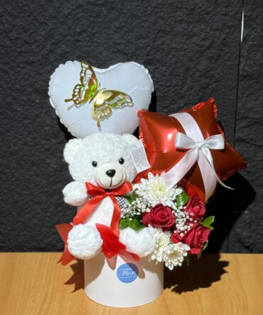 Caja floral con peluche y globos