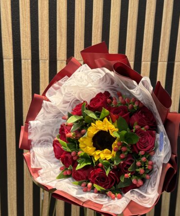 Girasoles con rosas