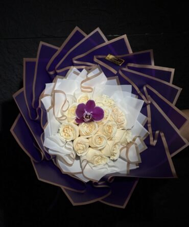 12 Rosas blancas con Flor de orquidea