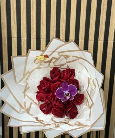12 rosas rojas con Flor de orquidea