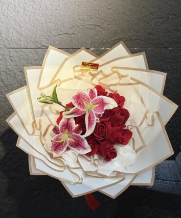 12 Rosas rojas con 1 vara de lirio
