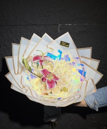 12 rosas blancas con una vara de lirio