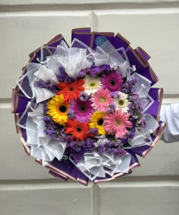 Bouquet de 10 gerberas con estatis alrededor