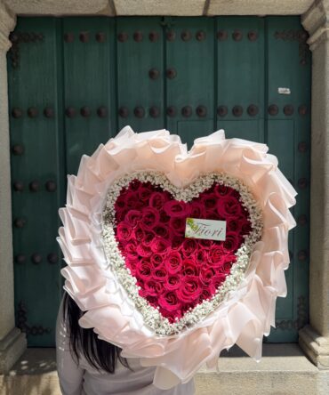 Corazón de ochenta rosas fucsia