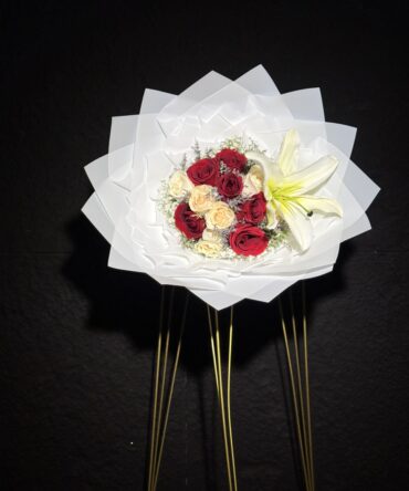 12 rosas dos tonos con lirio
