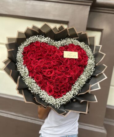 Corazón de 80 rosas con borde de gipso