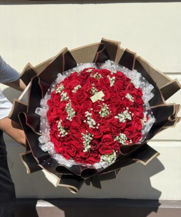 Bouquet de 80 rosas con toques de gipso