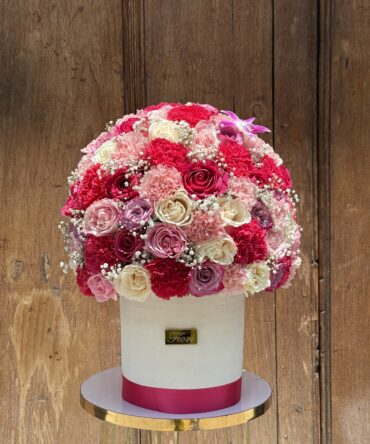 Boxes di fiori con claveles y rosas