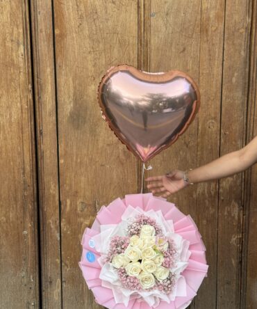 Di fiori roses blanco con gipso rosa alrededor