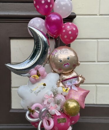 Nacimiento de niña con globos