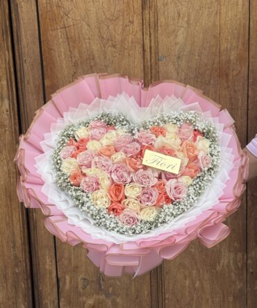 Corazón de ochenta rosas en tonos pastel