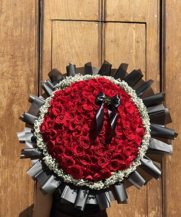 Mega roses de ciento veinte rosas con borde de gipso