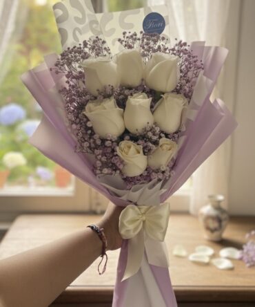 Mini roses con gipso morado claro