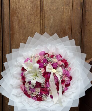 Cincuenta rosas tonos pastel con lirio y toques de gipso