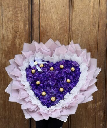 Corazón de 80 rosas moradas con ferreros