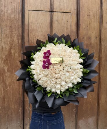 Cien rosas blancas con orquídea y rusco