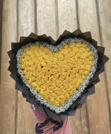 Corazón amarillo de cien rosas con borde en gipso