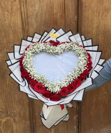 Corazón de rosas con frase oculta