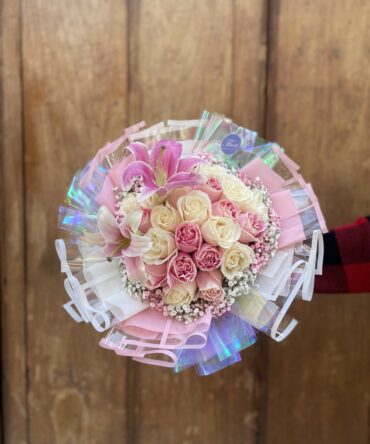 Pink de veinti cuatro rosas con lirio