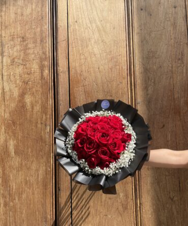 Bouquet veinti cuatro rosas, gipso alrededor