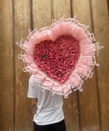 Corazón de ciento cincuenta rosas rosadas