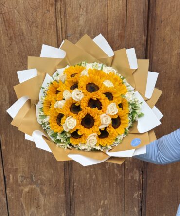 Bouquet rosas blancas con girasoles